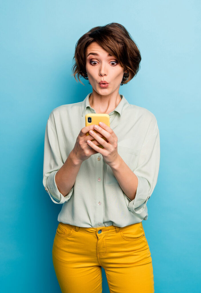 Frau ist überrascht während Blick auf Handy